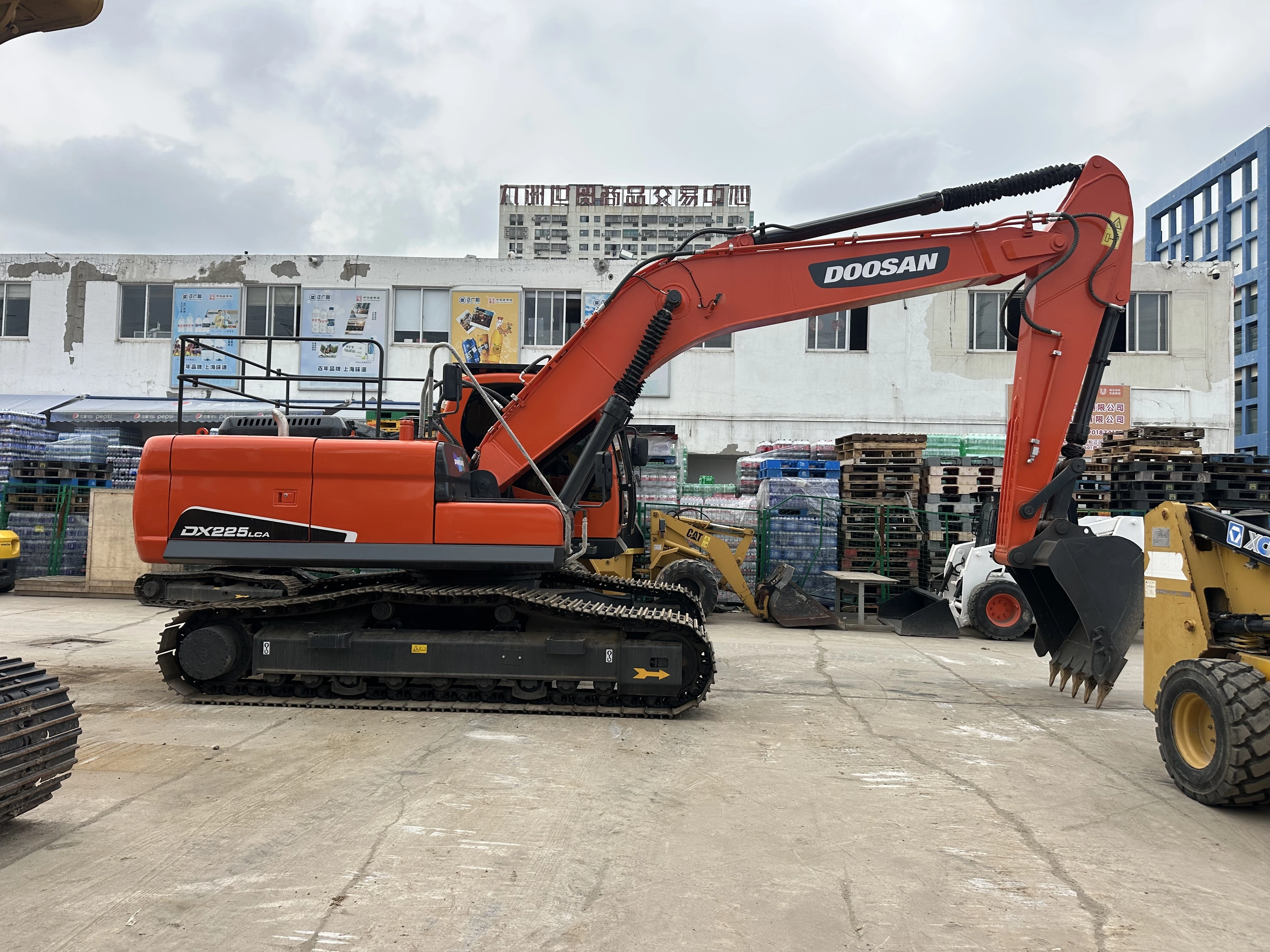 Used DOOSAN DX225LCA No Leak  Good Condition 1
