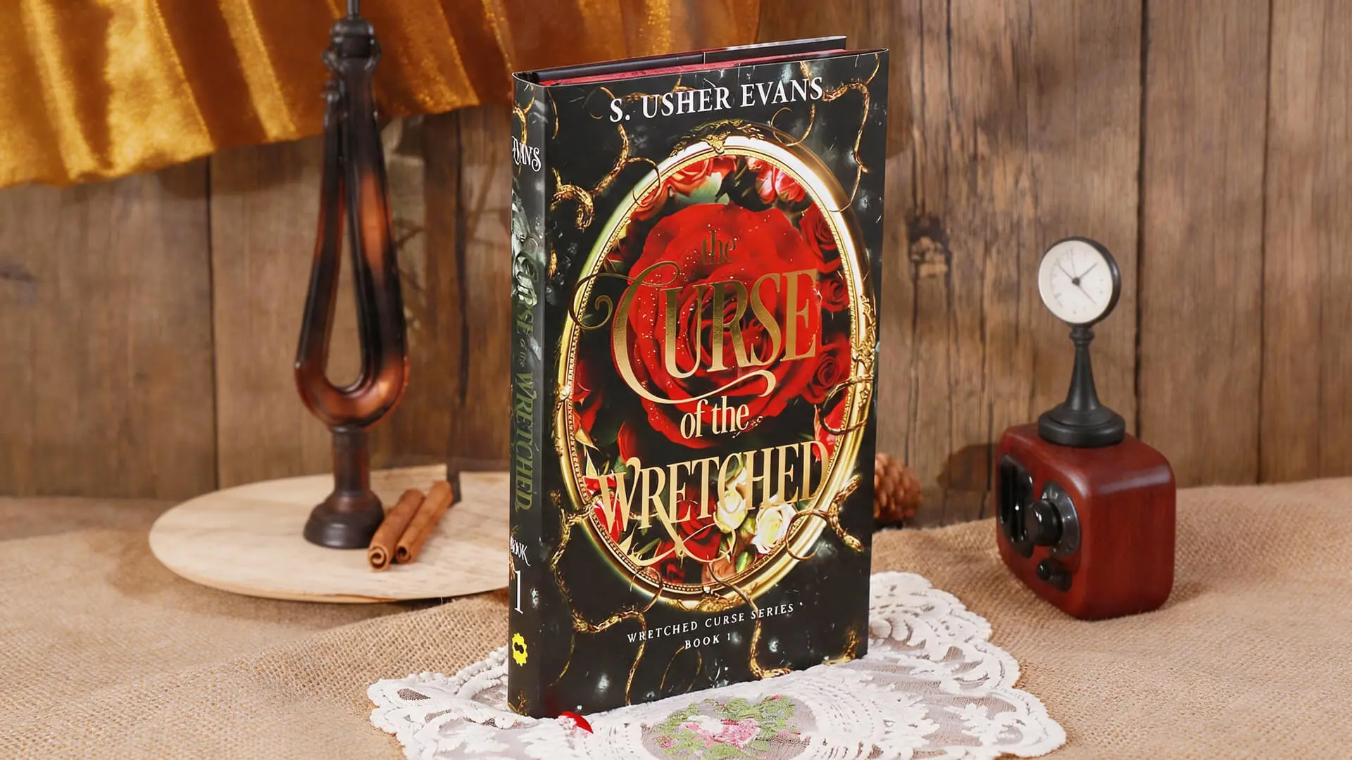 Libro de tapa dura con cubierta metalizada, cantos personalizados con pintura en aerosol y plantilla, sobrecubierta a doble cara. 1