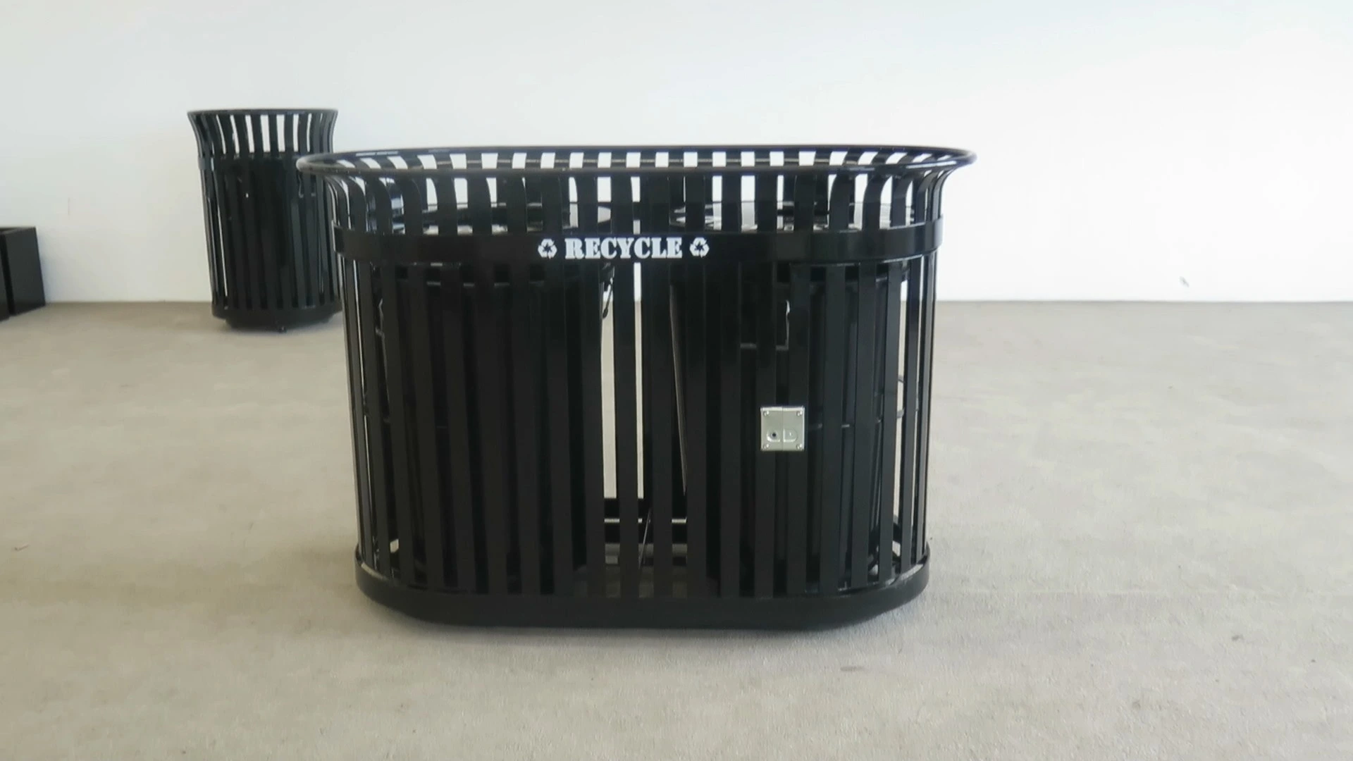 Factory Custom Commercial Outdoor Black Metal Slatted Recycling Bin, Public Park & Street Trash Can 1
