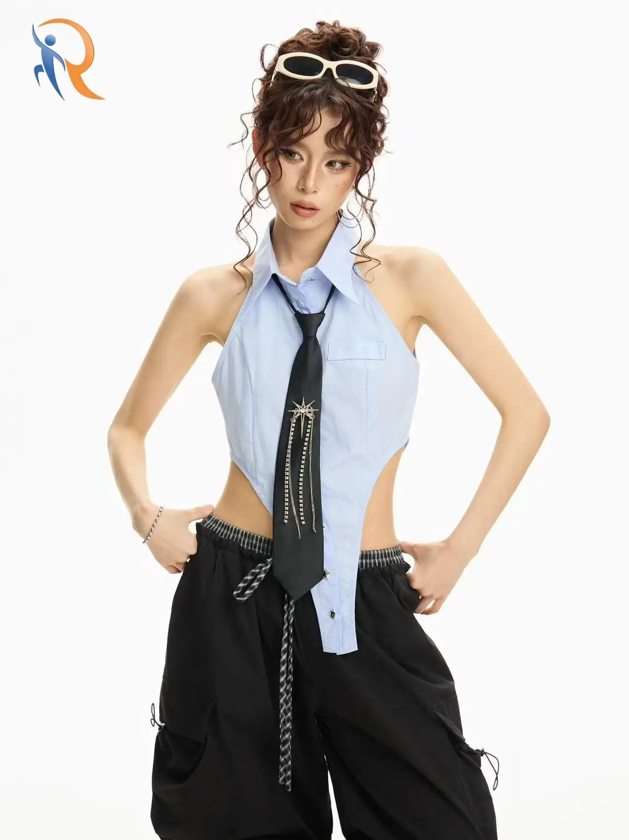 قميص أزرق بدون أكمام للنساء - تصميم أنيق وجذاب 1