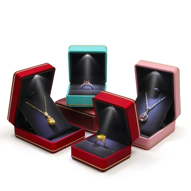Joyero LED lacado texturizado con doble ribete dorado y esquinas redondeadas para guardar anillos, pendientes, pulseras y collares de cuentas. 1