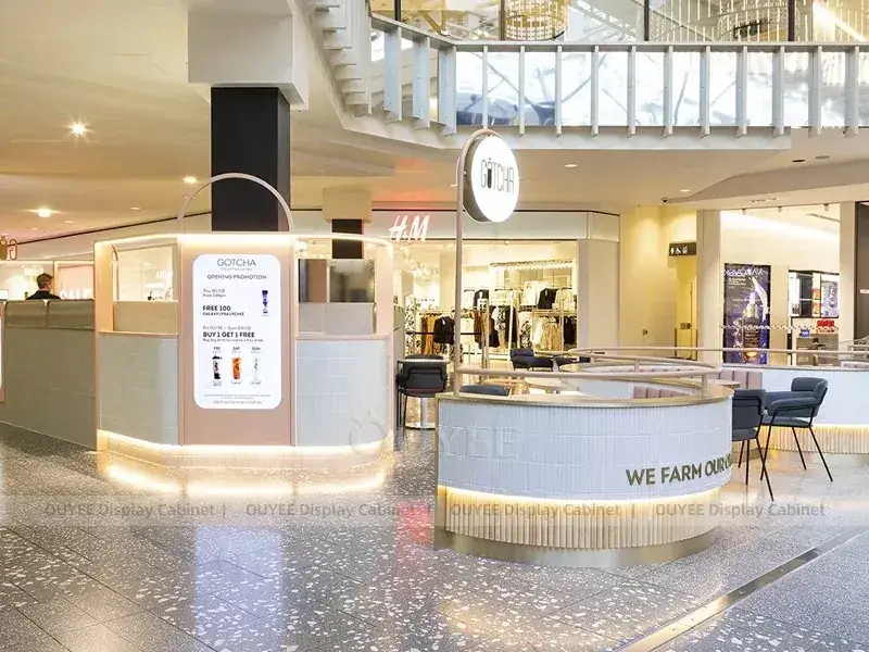 Mocha Mania Mall Kiosk mit gebogener gelber Theke und weißem Vordach 1