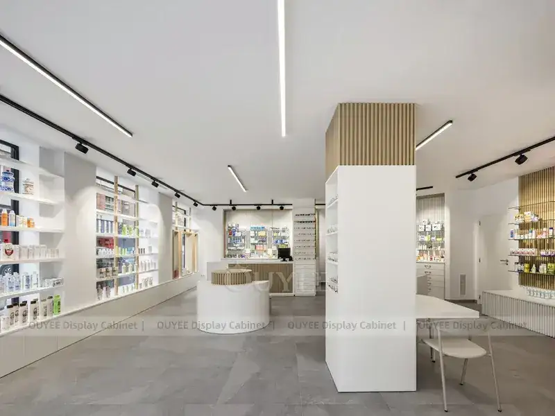 Minimalistisches Apothekeninterieur mit geschwungenem Kassentresen 1