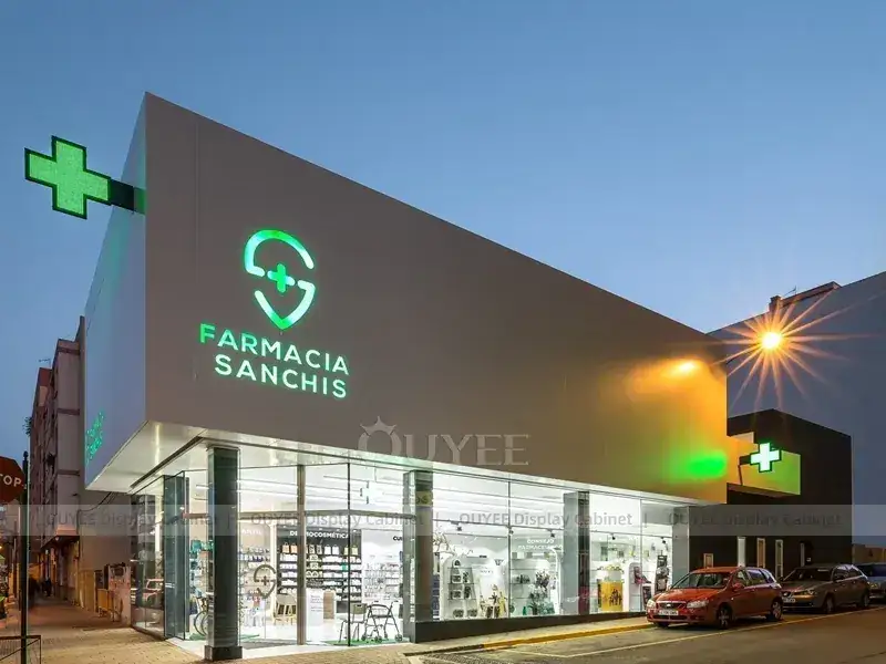 Farmácia dermocosmética de luxo com armários de parede escuros. 1