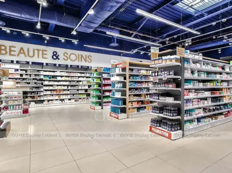 Industriell blaue Deckenregale in der Apotheke 1