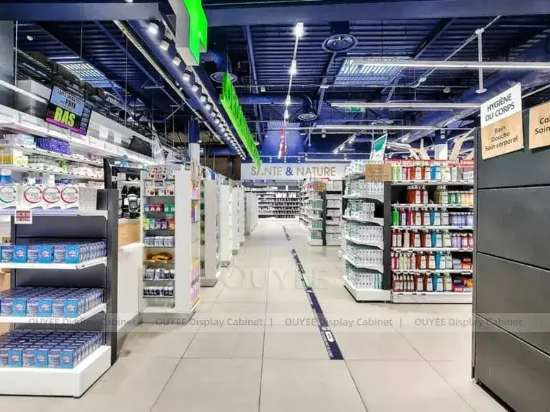 Scaffalatura da farmacia con soffitto blu e espositore a colonna ad albero. 1