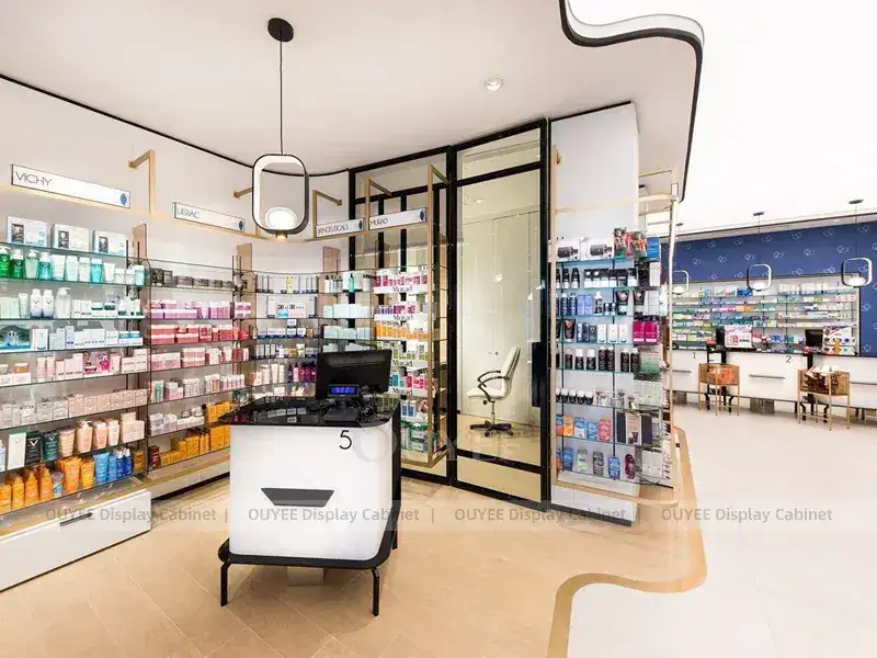 Rayonnages blancs pour allée de pharmacie avec panneau d'affichage lumineux 1