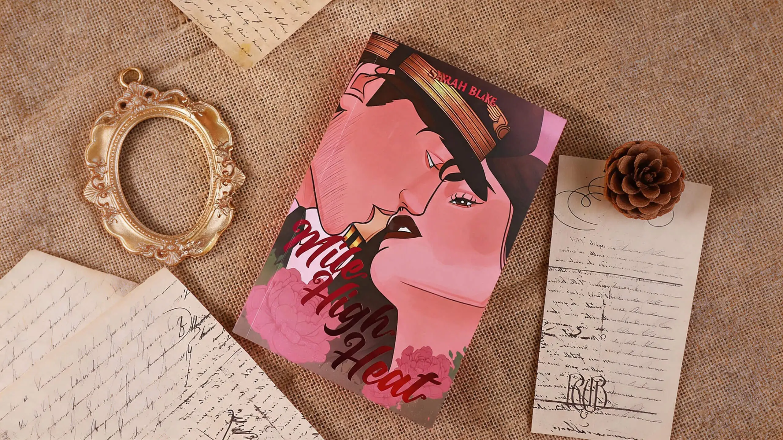 Libros de bolsillo personalizados con detalles metalizados en la cubierta y bordes pintados. 1