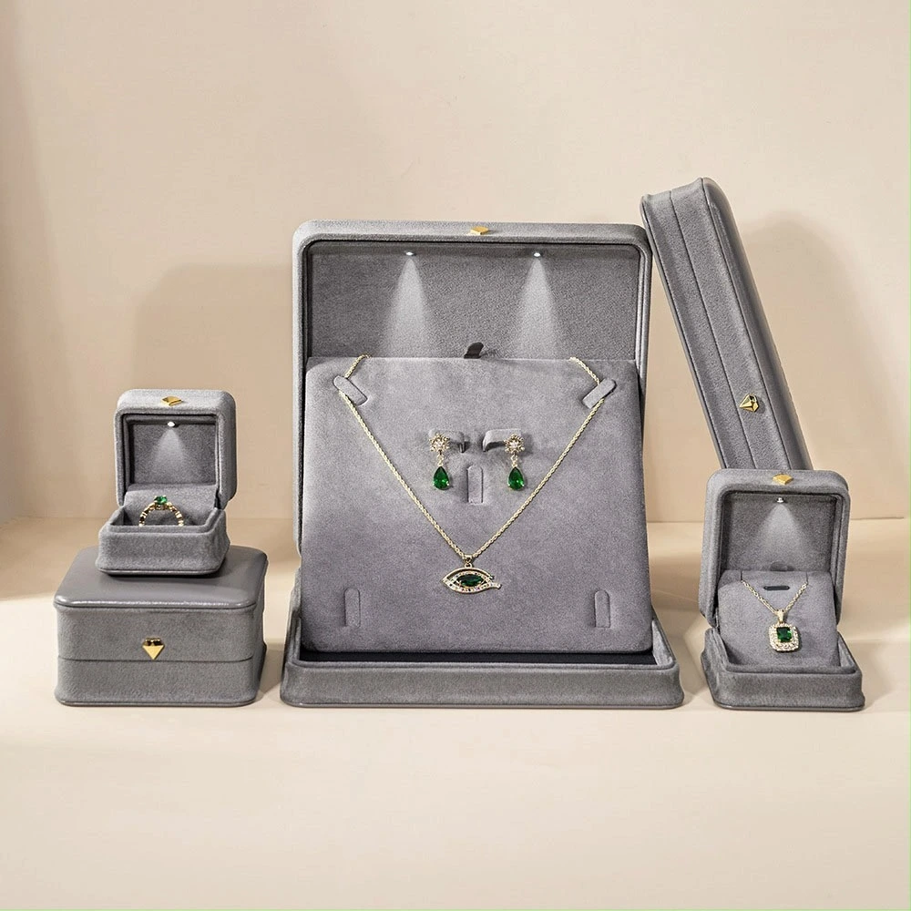 Estuche de joyería de lujo de piel sintética con cintura ajustada e iluminación LED para anillos, pendientes, pulseras y juegos de regalo de joyería. 1
