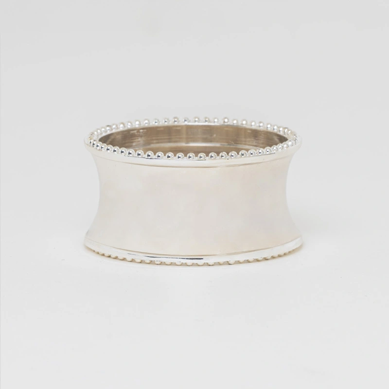 Anillo de servilleta con remaches de metal vintage
