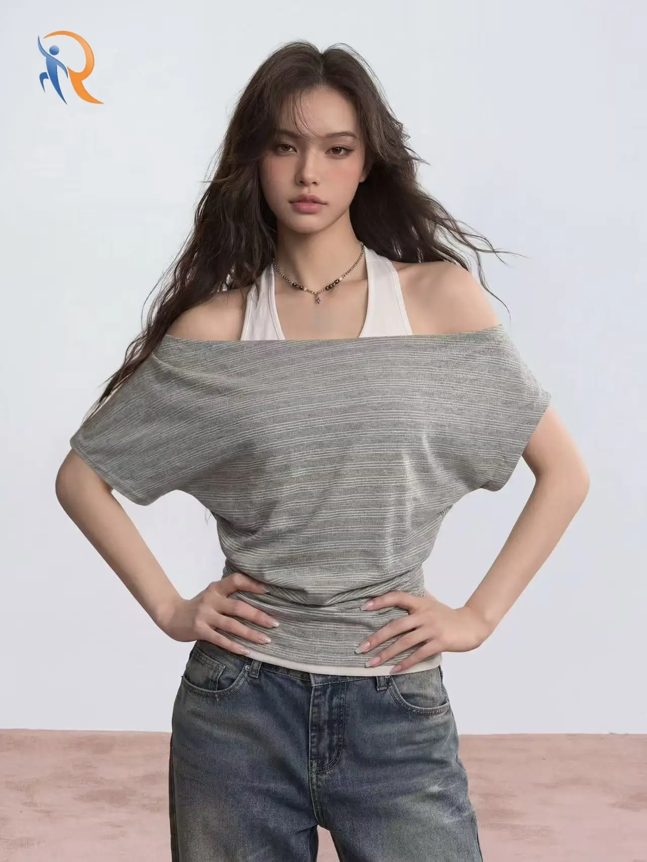 بلوزة رمادية مخططة بياقة هالتر وأكتاف مكشوفة، بتصميم قطعتين مزيفتين، بأكمام قصيرة 1