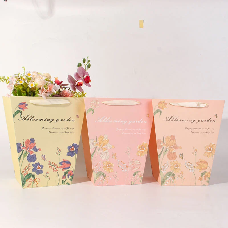 Beaux sacs-cadeaux floraux trapézoïdaux personnalisés avec logo