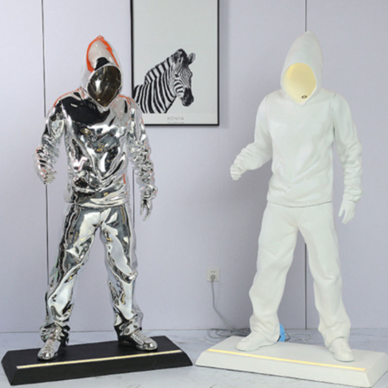 Statue d'art urbain de grande taille, plaquée argent et blanc mat, idéale pour salon, hôtel ou bar. 1