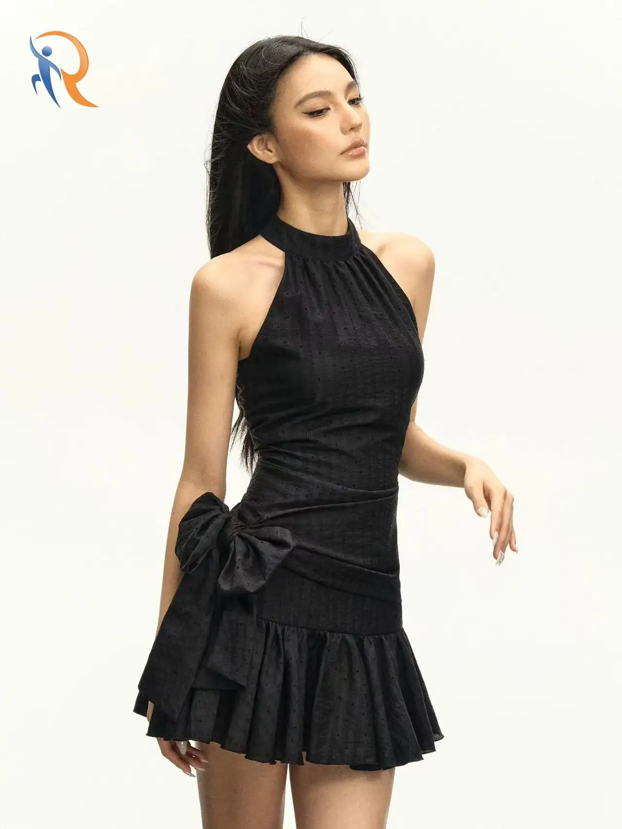 فستان أسود بدون أكمام بتصميم فيونكة يحدد الخصر 1