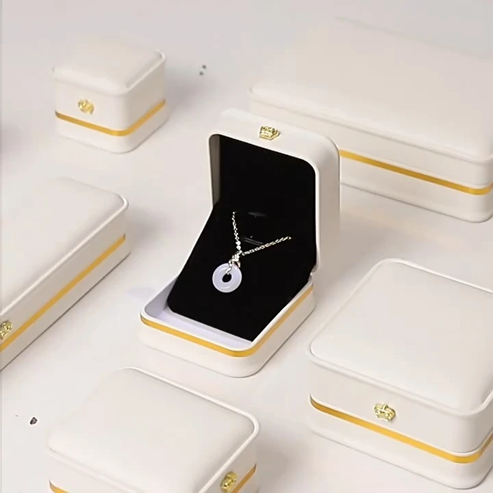 Joyero de lujo estilo corona con cinturón, ribete dorado y luz LED, de piel sintética, para anillos, pendientes, colgantes, pulseras y brazaletes. 1