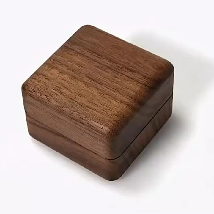 Joyero de alta gama de madera maciza con iluminación LED y grabado para anillos, pendientes y colgantes. 1