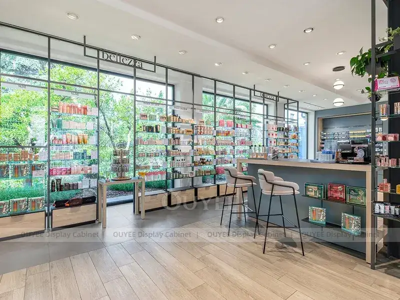 Scaffalatura da farmacia a lato finestra con isola espositiva con cornice nera. 1