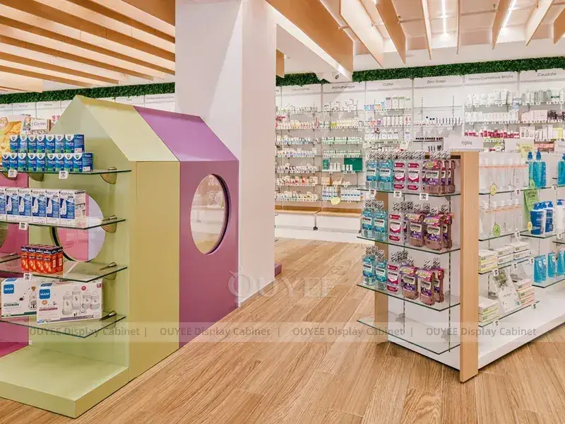 Scaffalature in legno per soffitto di una farmacia con gondole bianche 1