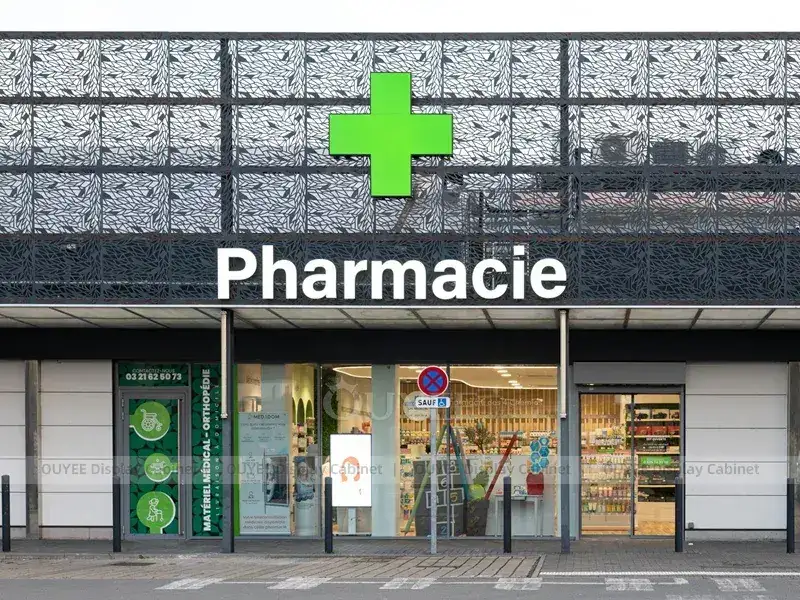Bancone da farmacia con ripiani in legno e parete espositiva retroilluminata. 1