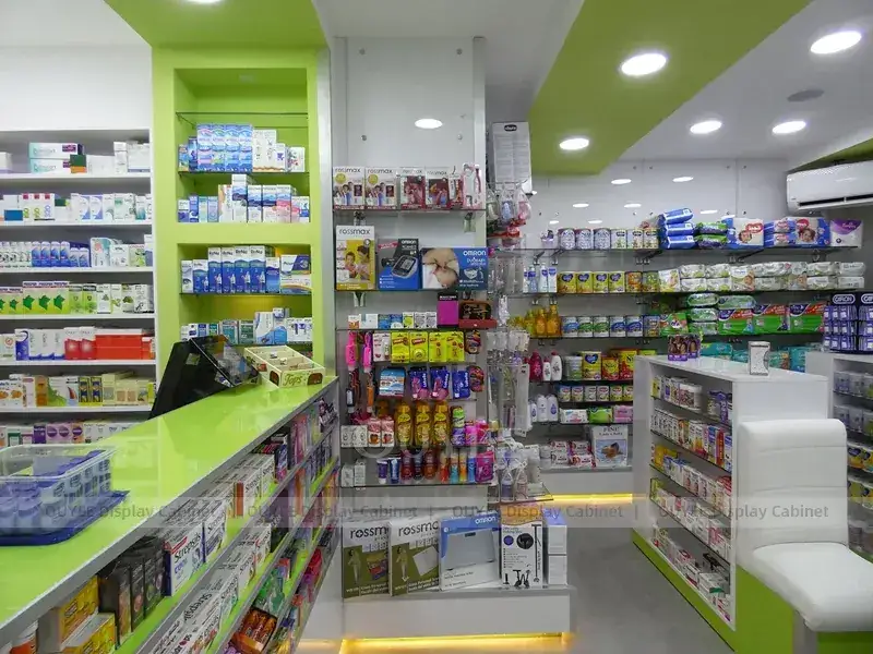 Farmacia con soffitto verde lime e parete decorativa viola. 1