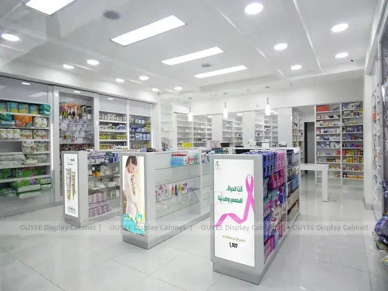 ممرات صيدلية بيضاء مزينة بإضاءة صفراء 1