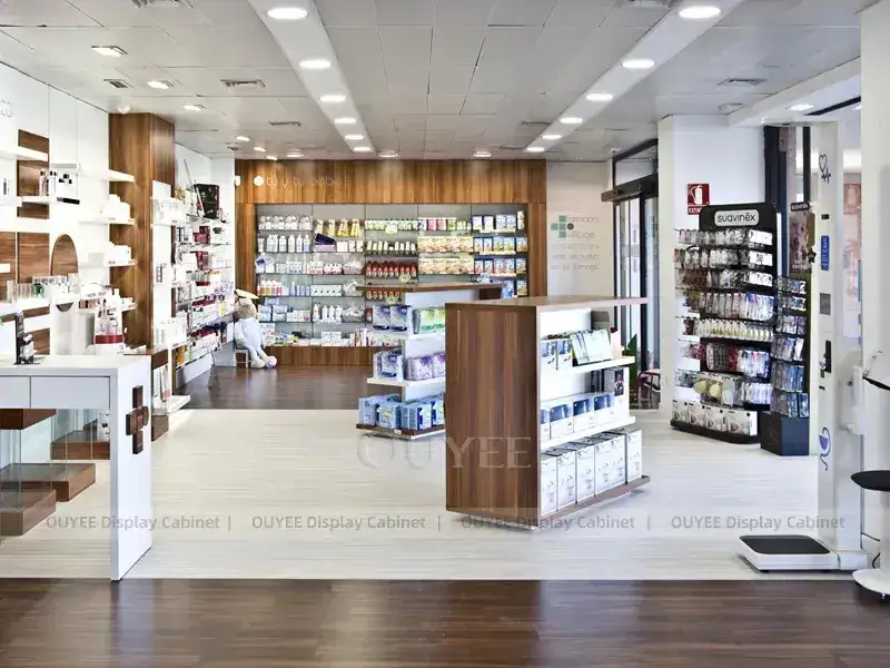 Weiße Apothekenwandregale mit hölzerner Bedientheke 1