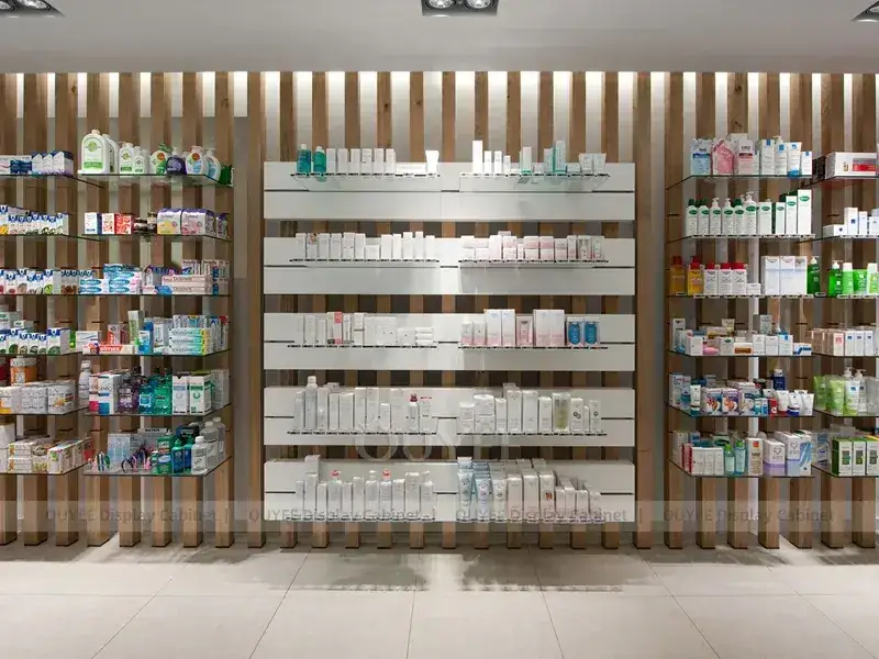 Intérieur de pharmacie en noir et blanc avec étagères murales 1