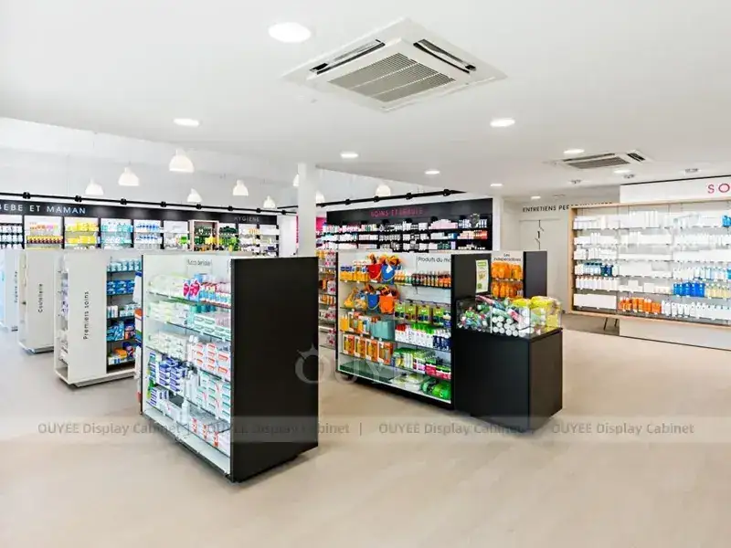 Interno di farmacia bianco con bancone rosa. 1