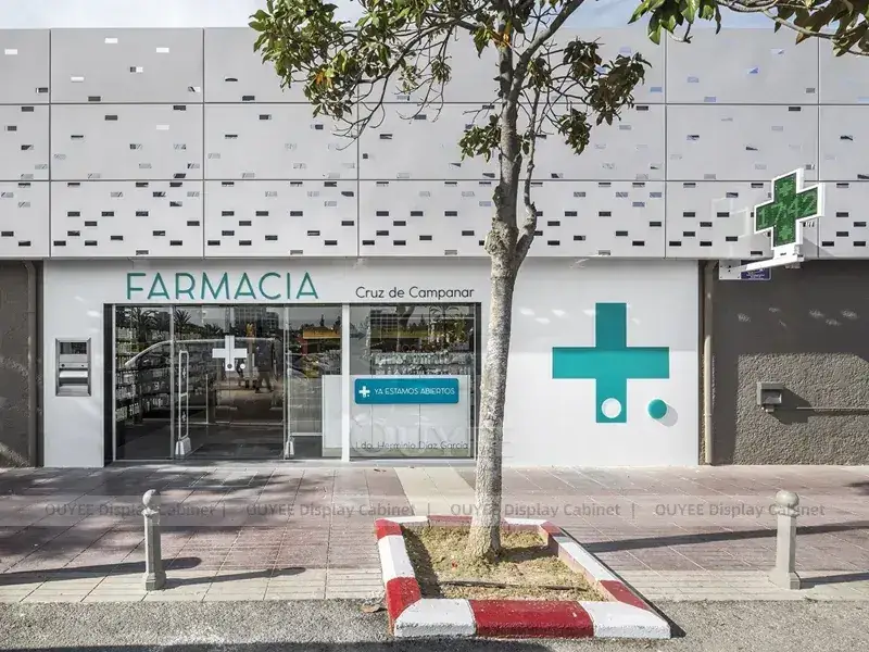Fachada escura de farmácia com balcão de atendimento branco 1