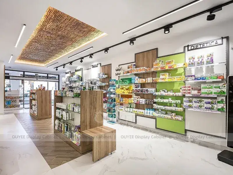 Apothekenregale mit Holzdecke und zentralem Metallregal 1