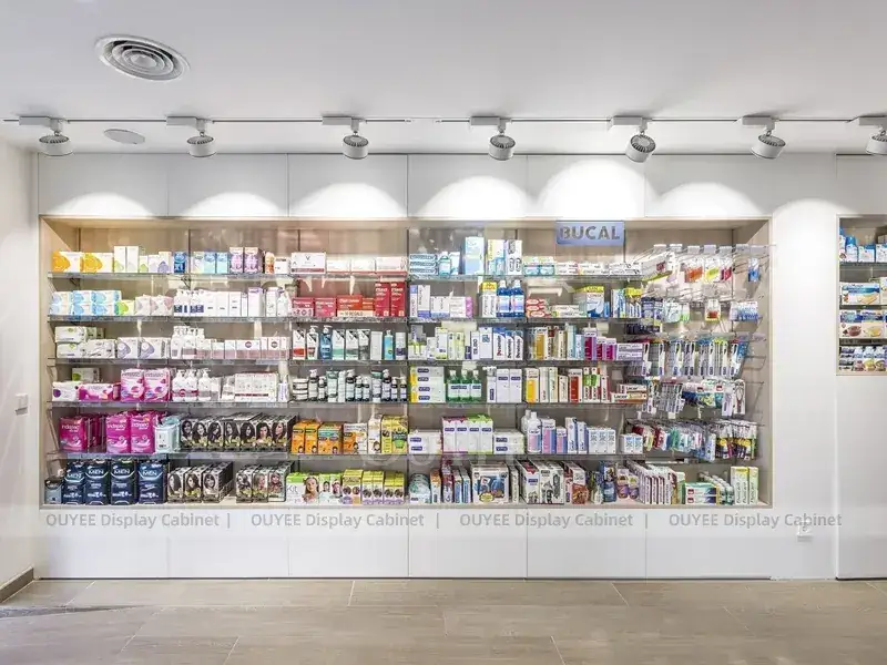 Weiße Apothekenregale mit Drahtkorb-Mittelaufstellern 1