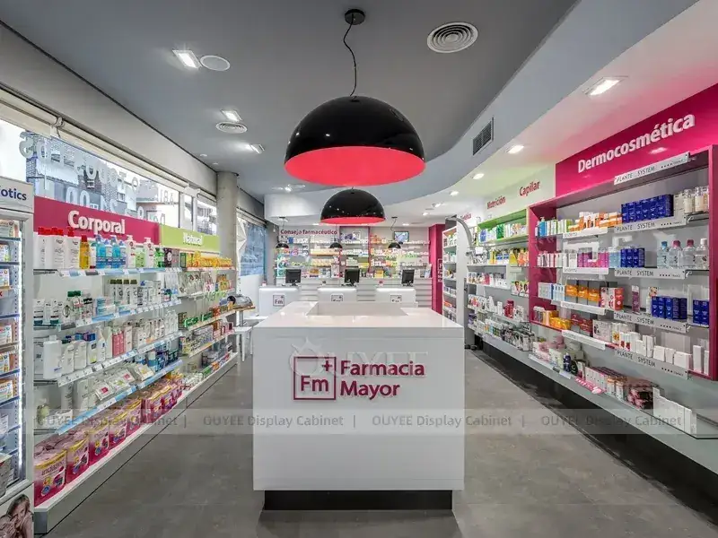 Scaffalature da farmacia bianche e rosa con casse compatte. 1