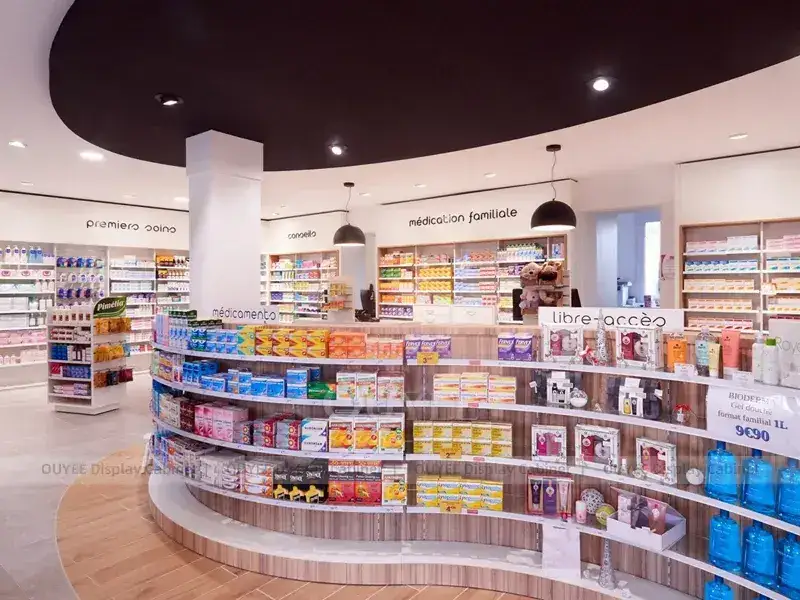 Mensole a muro rosa e bianche per farmacia con bancone di servizio in legno 1
