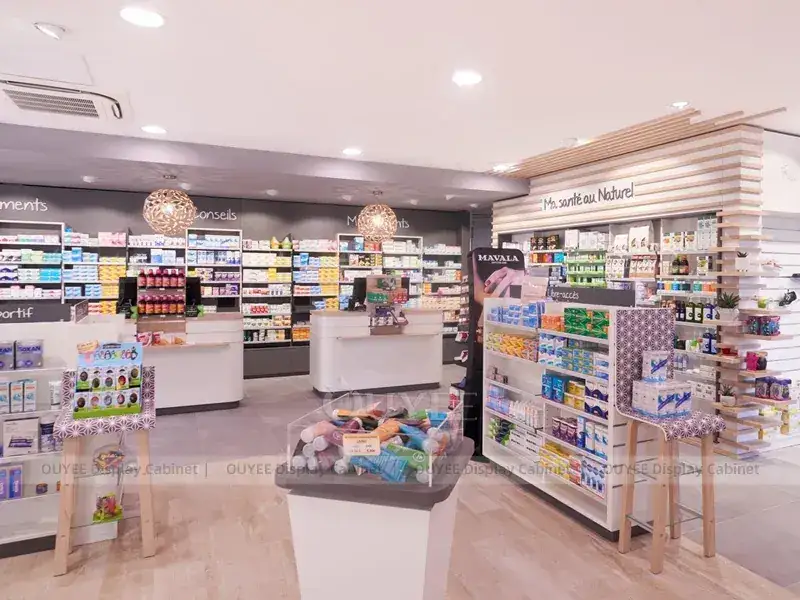 Farmacia con soffitto viola e isole espositive basse. 1
