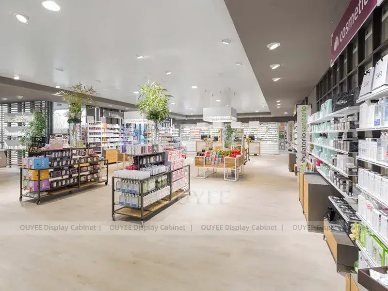 Hellgrüne Apothekeneinrichtung mit Glasvitrine 1