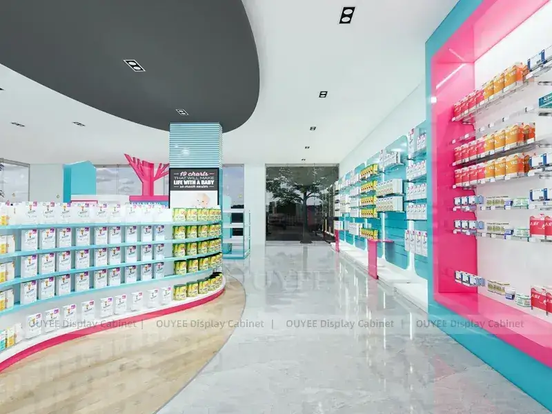 Interieur einer Apotheke in Aqua Pink mit geschwungenen Wandregalen 1