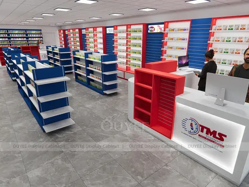 Regale in der rot-blauen Apotheke mit zentralem Kassenbereich 1