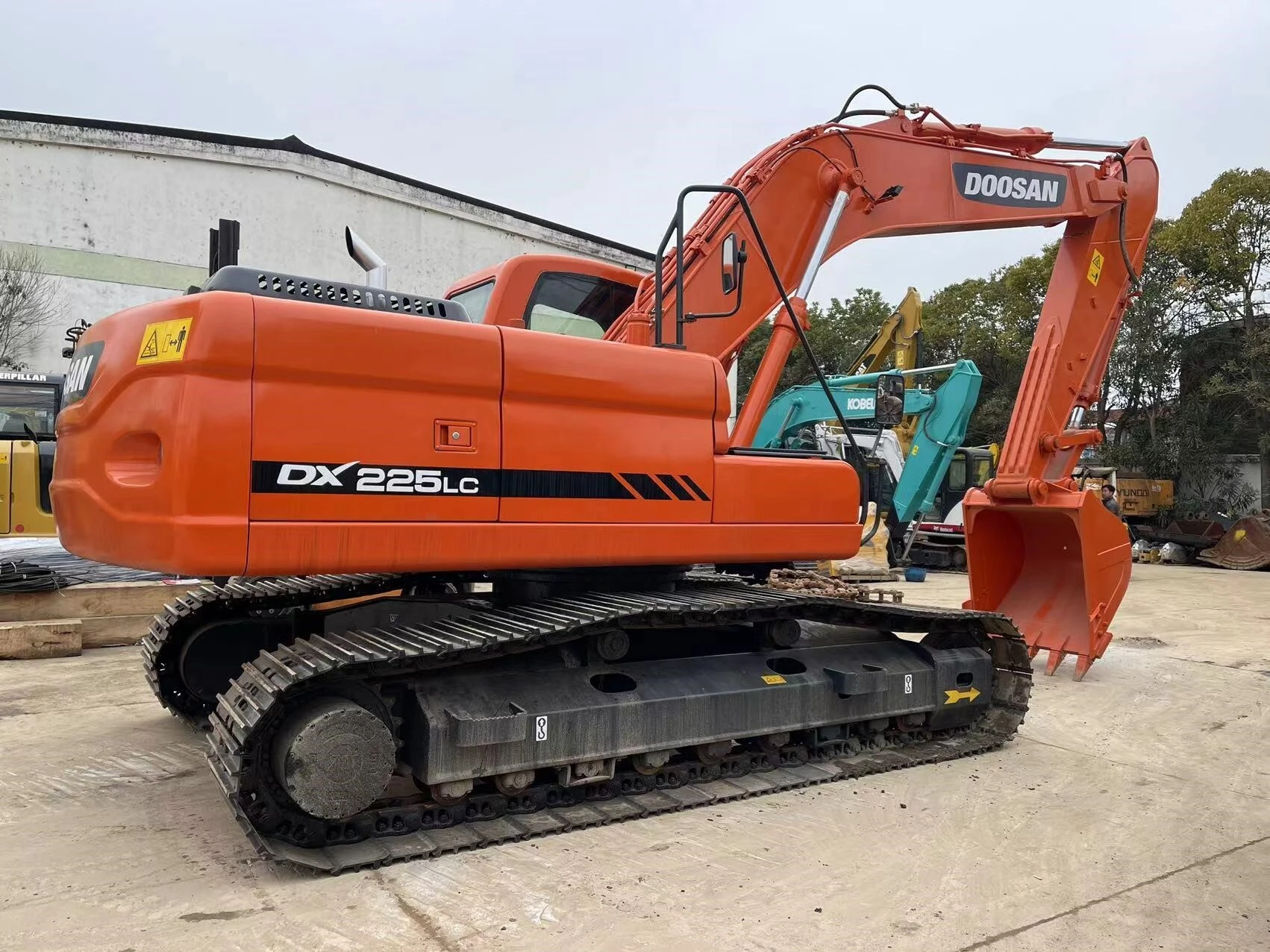 Used DOOSAN DX225LC No Leak Well Maintained 1