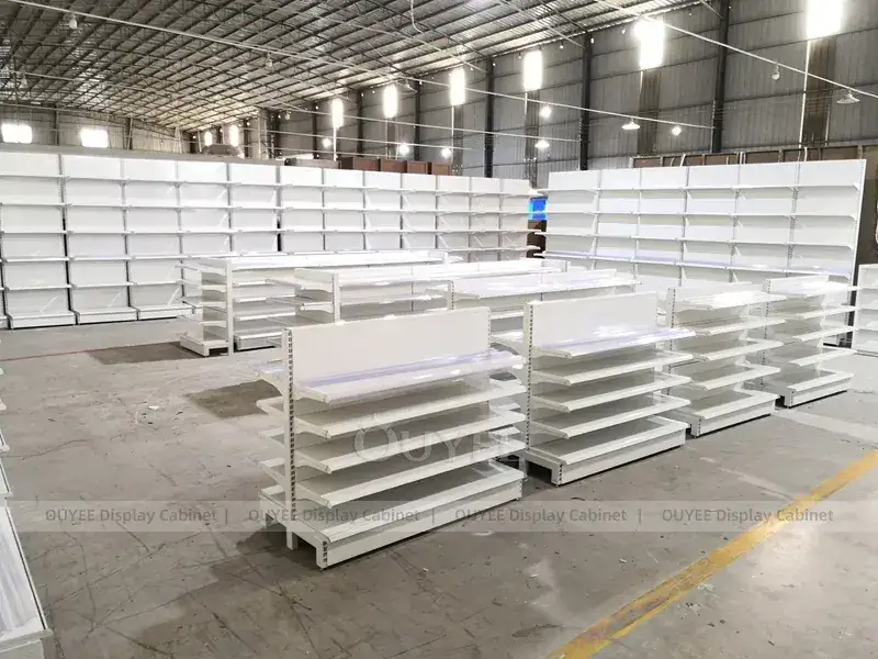 رفوف صيدلية بيضاء على شكل جندول مع وحدات حائطية ذات شرائح 1