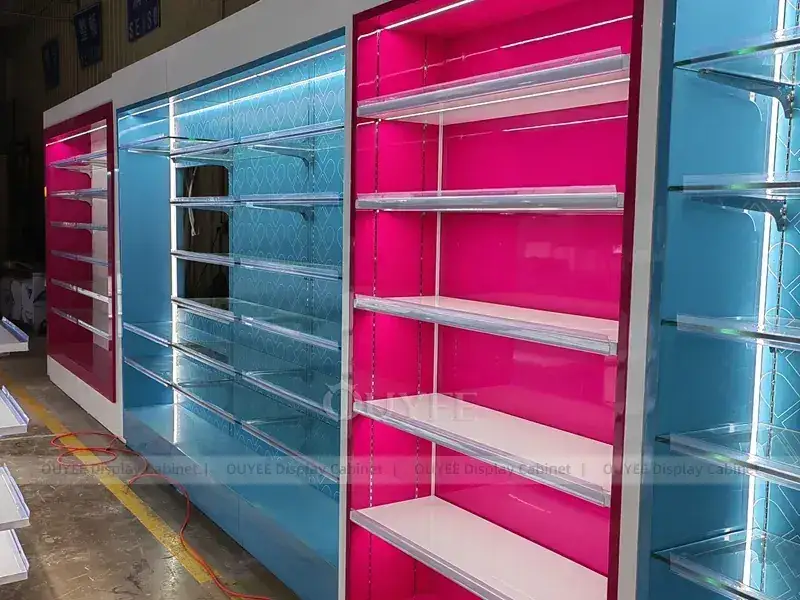 Türkisfarbener Apotheken-Wandschrank mit rosa Akzentrahmen 1