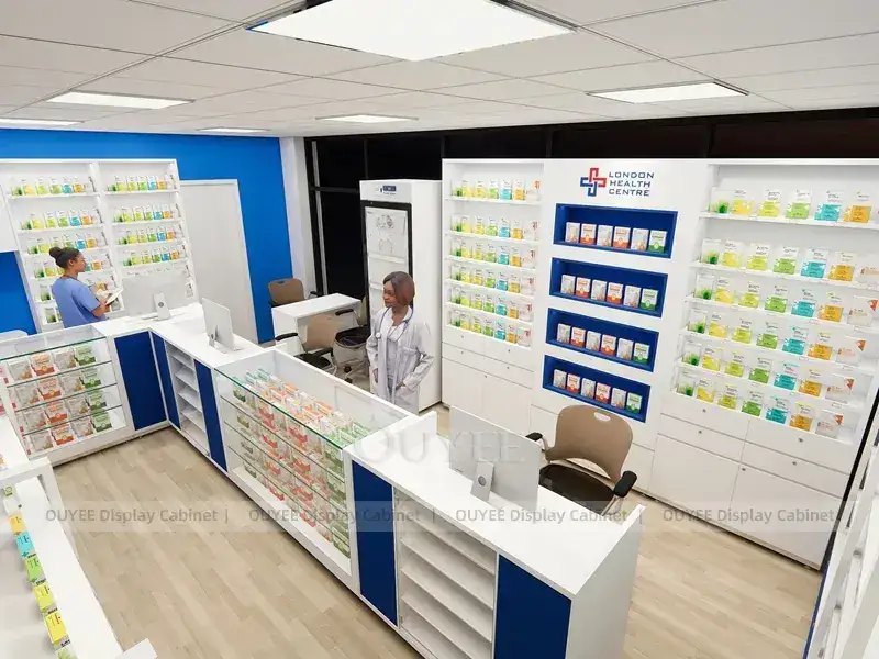 Wanddisplay im Londoner Gesundheitszentrum mit blauem Leuchtkasten 1
