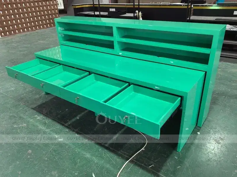تجهيزات صيدلية بيضاء مع عرض زاوية زجاجي 1