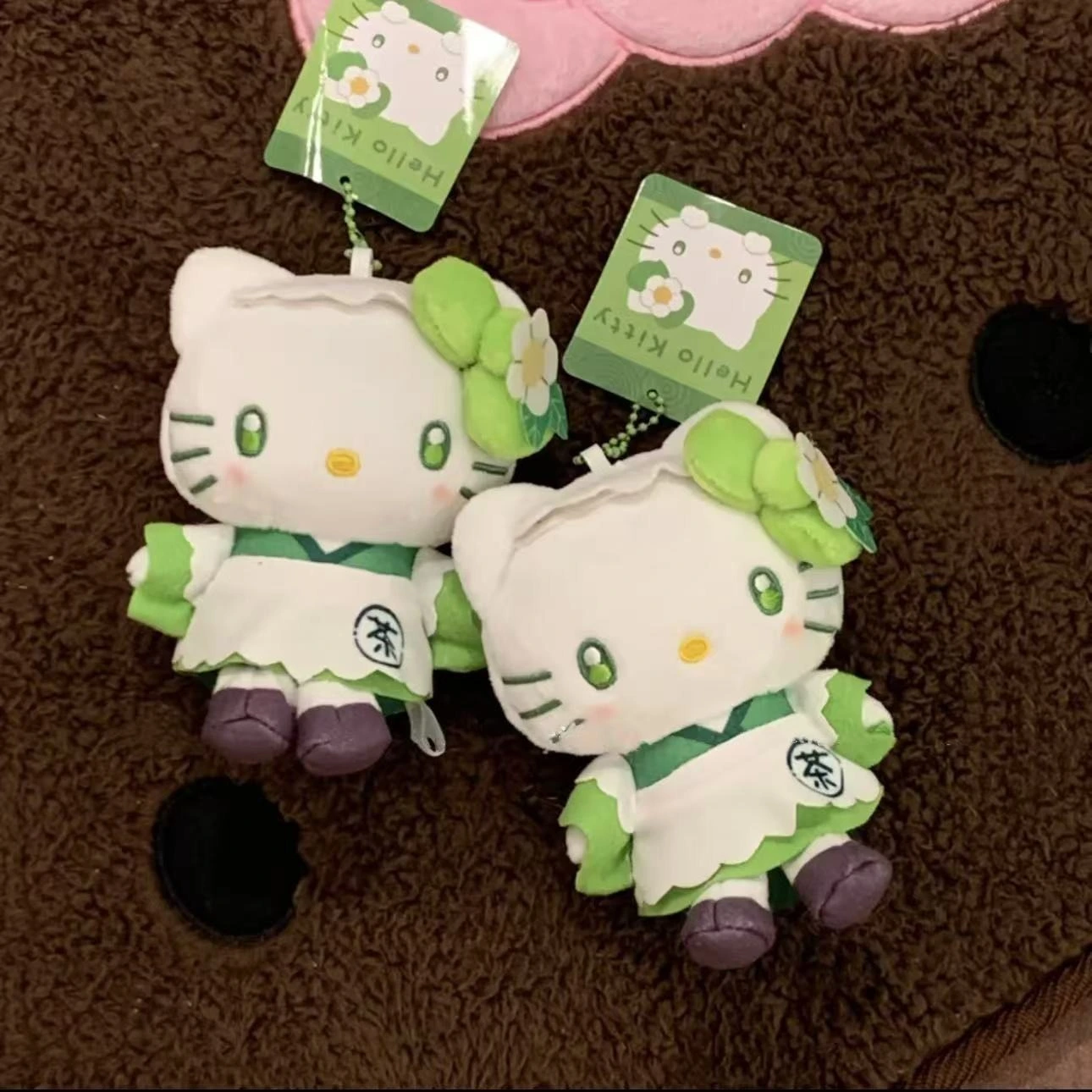 Llavero de peluche de Hello Kitty verde matcha, adorno para bolso con temática de té y gatitos. 1