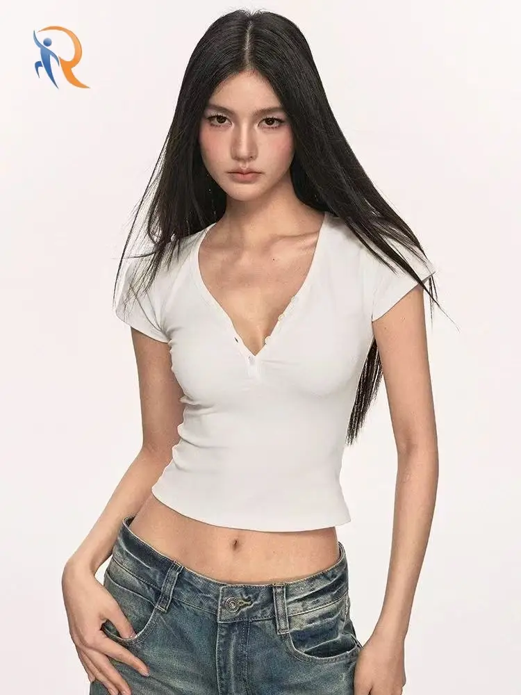 تيشيرت قصير ضيق بياقة على شكل حرف V وأكتاف ضيقة وأزرار 1