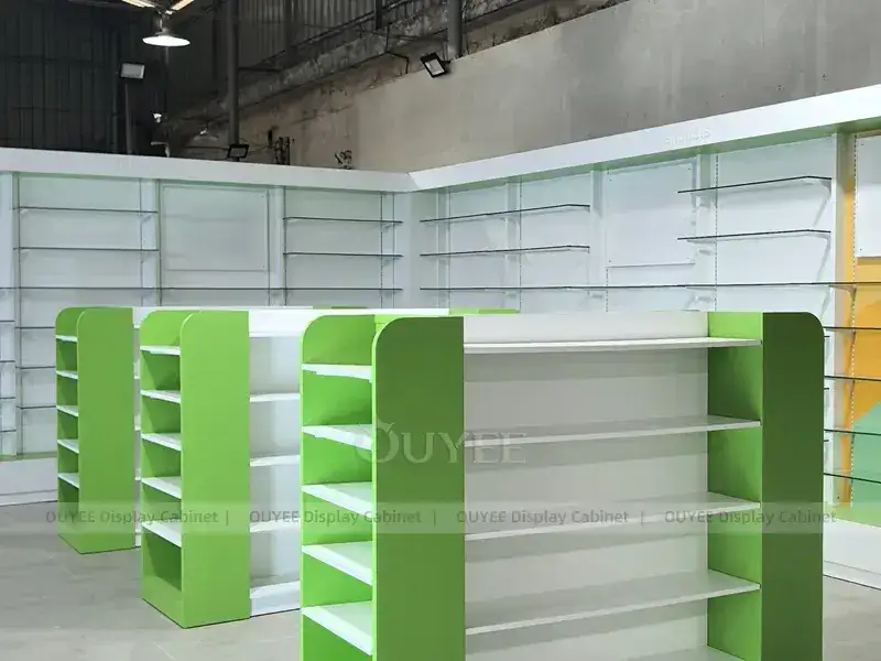 Scaffalatura a gondola Green End per farmacia con bancone cassa curvo 1