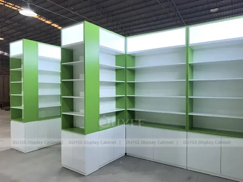 وحدة عرض صيدلية باللونين الأخضر والأبيض مع أرفف جانبية طويلة 1