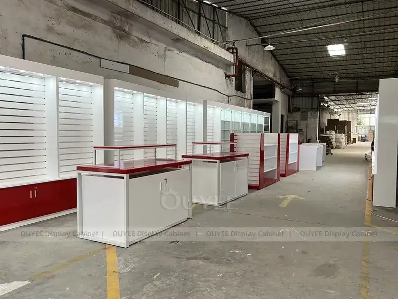 وحدة عرض هواتف باللونين الأبيض والأحمر مع أرفف جدارية بإضاءة خلفية 1