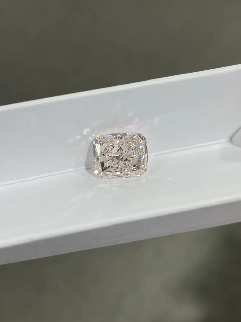 Fancy Light Pink VS1 Clarity Cushion-Cut Lab-Grown Diamond 4.06ct IGI:634460608 1
