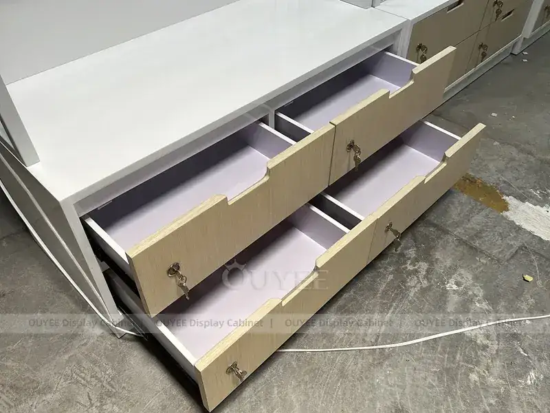 Mobiliário para loja de celulares em tons de madeira e dourado, com prateleiras de parede em laminado aconchegante. 1