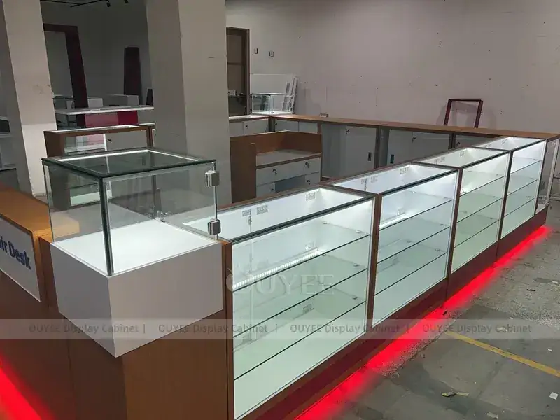 تصميم داخلي كامل لمتجر هواتف محمولة بألوان الخشب والبرتقالي مع جدران محيطة بالهواتف 1